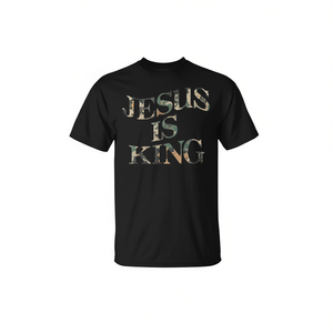 Camiseta Vintage con Estampado de Camuflaje y Versículo Bíblico de Juan 14:6, Jesús es Rey - Product Image 2
