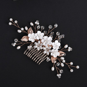 Peigne à cheveux floral pour mariage romantique en jardin, avec fleurs blanches éthérées et perles, délicat, en fil d'argent, pour mariées bohèmes - Product Image 3