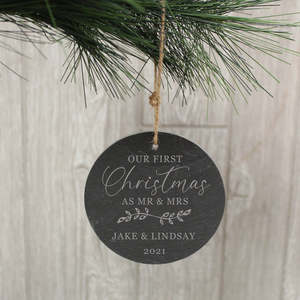 Ornement de vacances de Noël marié gravé au laser ficelle arbre à cordes peint ardoise cadeau pour un couple de jeunes mariés - Product Image 4