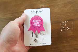 OEM Odm อะนิเมะ ไม่ยอมแพ้วันนี้ ที่ใส่บัตรแบบยืดหดได้ อะคริลิค ของขวัญสำหรับพยาบาล ที่ใส่บัตรแบบตลกๆ ที่ใส่บัตรแบบกลิตเตอร์ - Product Image 2