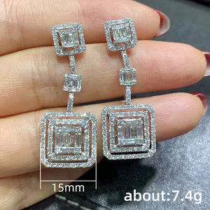 Orecchini pendenti lunghi a trapezio geometrico da donna con pavé di pietre scintillanti - Product Image 4