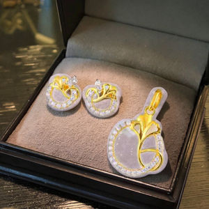 Juego de Pendientes y Colgante de Oro Amarillo de 18K - Joyería Clásica de Compromiso y Aniversario para Mujeres y Niñas - Product Image 1