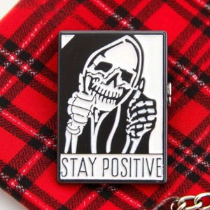 เข็มกลัดหัวกะโหลกหัวกะโหลกแบบกอธิคสไตล์อินเทรนด์ของขวัญที่ไม่เหมือนใครสำหรับครอบครัวคนรักเพื่อน - Product Image 1