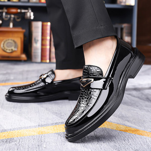 Mocasines de charol para hombre con punta en pico y estampado animal, zapatos de vestir para boda con suela de goma acolchada - Product Image 3