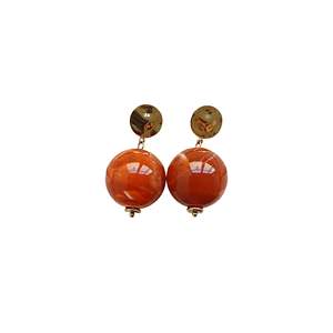 Boucles d'oreilles pendantes tendance en acier inoxydable 316L plaqué or PVD, design sphère orange durable et résistant - Product Image 1