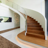 Escalier en colimaçon commercial classique moderne durable et écologique avec éclairage LED intérieur, en bois et verre, courbé, pour villa et appartement, avec rampe métallique
