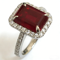 Bague de mariage de luxe en or blanc 18 carats avec rubis taille émeraude, halo de diamants et bande pavée