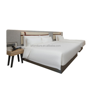 Ensemble de meubles de chambre d'hôtel, lit moderne en bois capitonné avec tête de lit intégrée en tissu et tables de chevet pour hôtel 3 étoiles - Product Image 3
