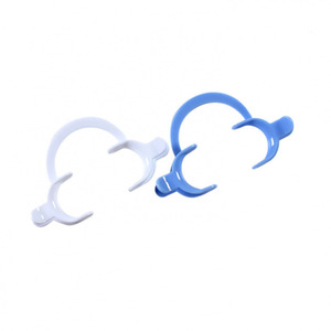 Ouvre-bouche pédiatrique de type C blanc et bleu, outil d'ouverture manuel pour usage dentaire chez l'enfant - Product Image 1