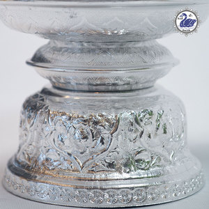 จานเสิร์ฟลายพิมพ์พุทธศาสนาไทย ฐานหวาย 14 ซม. อะลูมิเนียมสีทองเงินสำหรับใช้ในวัดจากประเทศไทย - Product Image 5