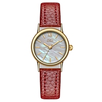 La nouvelle montre à quartz pour femme de GEDI est dotée d'un bracelet en cuir d'alligator rouge bordeaux, qui est résistant à l'eau, élégant et