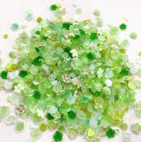 50g Breloques 3D en plastique effet Aurore pour ongles, motifs Nœud, Fleur, Ours, Papillon, décorations mixtes en strass rose, vert, violet