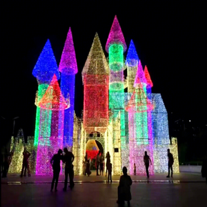 Grande décoration de Noël pour entrée, construite avec un cadre métallique et un éclairage LED résistant aux intempéries - Product Image 1