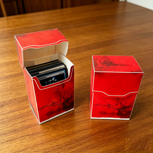 Caja de Cartas TCG de PVC Resistente, Ligera e Impermeable para Cartas de Juego Coleccionables, Disponible en Stock - Product Image 5