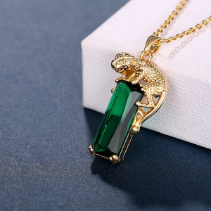 Collana con ciondolo a forma di gecko placcato oro con zirconia cubica taglio smeraldo per l'uso quotidiano, stile vintage unisex. - Product Image 1