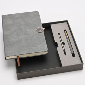 Ensemble de boîte-cadeau de carnet en cuir PU minimaliste gris |   Journal de bureau personnalisé avec stylo pour les notes de réunion, papeterie de direction - Product Image 1