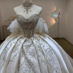 Vestido de Novia Bohemio de Lujo hasta el Suelo, Satén de Calidad, Exquisitos Detalles de Cuentas, Escote Corazón, Diseño Elegante, Cola Capilla - Product Image 6