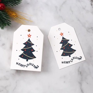 Etiquetas de decoración festiva de muérdago Diseño de bola de besos con cinta de satén verde para favores románticos de boda de Navidad - Product Image 1