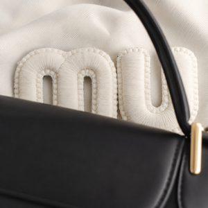 Motivo Termoadesivo con Lettera M Marrone Caffè di Alta Qualità Paramount Masterful per Cappellini e Patch di Design - Product Image 1