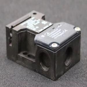 Erzwungener Türkontakt Az15zo-1476-5/2036-2 für Meiller Aufzugstüren - Product Image 1