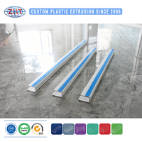 Profilé d'extrusion plastique personnalisé PVC/ABS/PP/PE pour rail de rideau de plafond et système de guidage à rouleaux