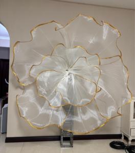 <span class=keywords><strong>Fiori</strong></span> Giganti Personalizzabili in Tulle Plissettato Perlescente con Struttura in Filo Metallico, Perfetti per Matrimoni ed Eventi - Product Image 6