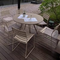 Ensemble table et chaises d'extérieur pour cour, jardin, balcon, terrasse, gîte, salon de thé, boulangerie, café, mobilier commercial et de loisirs