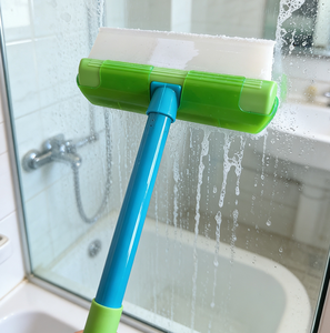Nettoyeur de <span class=keywords><strong>vitres</strong></span> télescopique écologique Greenwell, raclette en silicone <span class=keywords><strong>pour</strong></span> voiture avec réservoir d'eau et poignée réglable - Product Image 2