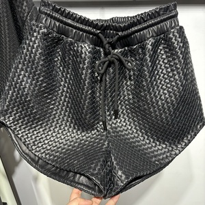 Shorts da Donna <span class=keywords><strong>in</strong></span> <span class=keywords><strong>Pelle</strong></span> Intrecciata Nera a Vita Alta - Stile a Gamba Larga con Elastico e Coulisse per l'Uso Quotidiano Autunno/Inverno - Product Image 3