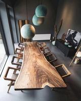 Table à manger en bois de forme rectangulaire avec plateau en bois brut de l'Amérique du Sud, design irrégulier