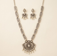 Collier pendentif pour femme en argent oxydé à motif feuille, finition antique, bijou ethnique traditionnel, accessoire de soirée