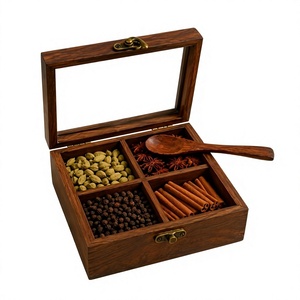 Caja de Especias de Madera con Cuatro Compartimentos y Cuchara de Madera, Diseño Tallado Tradicional para Almacenar Hierbas y Especias - Product Image 1