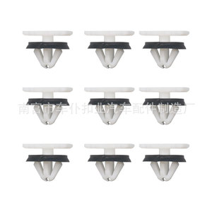 Clip de fixation universel pour panneau de porte et passage de roue Smooth Sailing D764 PA66 - Product Image 4