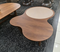 Table basse rustique en bois recyclé avec design nuage en béton et plateau en cuir de selle sur pieds en acier