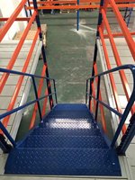 Étagère de mezzanine industrielle en acier avec glissière, couches et dimensions personnalisables, revêtement en poudre, capacité de charge de 700 kg/m² pour usage général