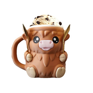 Taza de helado Highland Cow de resina marrón con diseño de embudo y cuchara para servir postres - Product Image 1