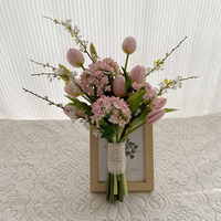 Bunga Tulip Buatan Tangan Lembut Realistis Gaya Korea, Nuansa Segar Pink, untuk Foto Pernikahan, Pengantin Memegang