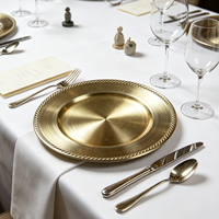 Assiettes de présentation empilables et durables en PP de 13 pouces avec bordure perlée or et argent pour la décoration de tables d'hôtels et de restaurants