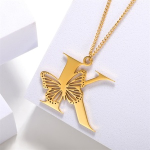 สร้อยคอจี้ตัวอักษรพร้อมจี้รูปผีเสื้อสีทองแบบกำหนดเองได้ - Product Image 1