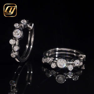 Pendientes de Aro Huggie de Plata de Ley S925 con Moissanita D VVS, Engaste Redondo con Múltiples Piedras, Pequeños Círculos, Joyería Fina - Product Image 2