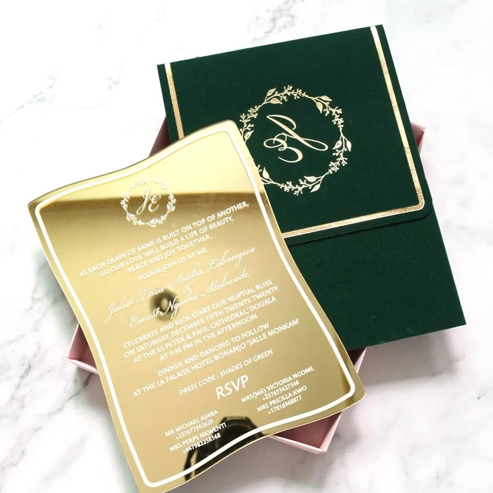 El último diseño de oro de espejo de acrílico de tarjeta de invitación de boda con terciopelo verde sobre