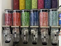 Nouveauté Boîte d'alimentation en plastique en vrac Conteneur d'affichage d'épices en acrylique Boîtes à bonbons Distributeur d'aliments pour céréales et noix pour magasin