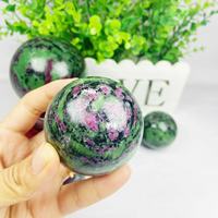 Rubis de boule de cristal de guérison spirituelle de pierre de cristal naturelle dans la sphère de Zoisite pour la décoration