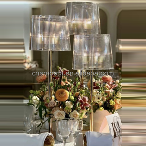 Set di 3 Pezzi Popolari SMOOTH: Paralumi, Centrotavola per Matrimoni, Portacandele Dorati per Forniture Nuziali - Product Image 1