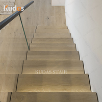 Escalier moderne en porte-à-faux avec éclairage LED, rampe en bois clair et en verre, intérieur de maison de luxe personnalisable