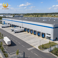 Bâtiment logistique préfabriqué en acier industriel, structure métallique à grande portée, quai de chargement multiple