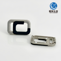 Étiquette métallique personnalisée Lianxu en alliage de zinc, gravée et embossée avec logo de marque, pour vêtements, chaussures et sacs (OEM/ODM)