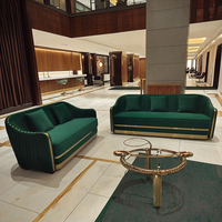Sofá Seccional de tela verde con decoración de metal dorado tapizado para hotel, muebles de casa de huéspedes para Villa, sala de estar, apartamento