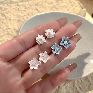 Orecchini a perno da donna con fiore in resina, piccoli, semplici ed eleganti, gioielli in miniatura, idea regalo - Product Image 3