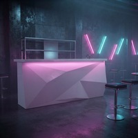 Ensemble de comptoir de bar en forme de diamant en matériau de surface solide moderne de haute qualité entièrement personnalisé avec évier intégré pour hôtel
